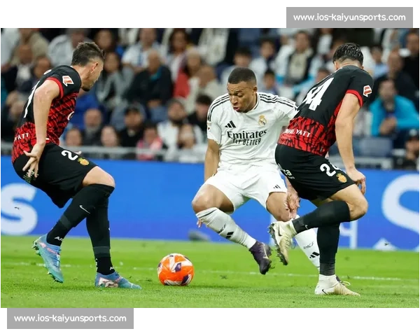 贝林厄姆新战术体系遇挫:高温与防守重任拖累皇马开局 贝林厄姆新战术体系遇挫:高温与防守重任拖累皇马开局